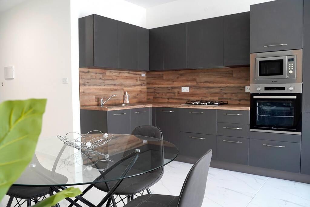 Luxurious Apartment Next To The Sea Gzira Bagian luar foto
